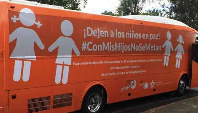 Llegada a Chile de bus contrario a la "ideología de género" causa polémica: buscan impedir su circulación