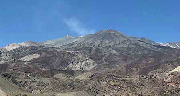 El Sernageomin informó que entre las 3:06 y 04:00 horas de hoy, las estaciones de monitoreo instaladas en las inmediaciones del volcán Tupungatito, ubicado en la cordillera de la Región Metropolitana, registraron un disparo sísmico conformado por 42 eventos volcano-tectónicos (sismicidad asociada a fracturamiento de roca). Según un Reporte Especial de Actividad Volcánica (REAV), el disparo sísmico se inició con un evento de magnitud local igual a 4.1, localizado a 8,6 kilómetros al oeste del cráter principal y a 10,3 de profundidad. De igual forma, se registraron 3 eventos de magnitudes 2.7, 2.7 y 2.9 localizados en el mismo sector. A la