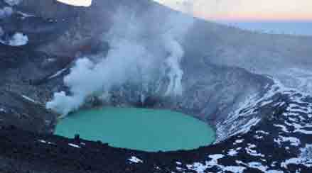 Según señala La Tercera, desde el 11 de agosto del presente año el sector del macizo ha registrado más de 1.200 sismos, lo que no estarían relacionados con una posible erupción del volcán. El mayor de todos fue de 4,5° y solo ese día se monitorearon más de 160 movimientos.